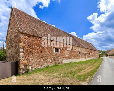 Außenfassade des Hauses mit traditionellen Baumaterialien aus rotem Stein aus der Brenne - Rosnay, Brenne, Indre (36), Frankreich. Stockfoto