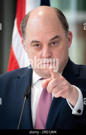 Aktenfoto vom 18. Oktober 5/2023 des scheidenden Verteidigungsministers Ben Wallace, der sagte, er habe nicht über sein Vermächtnis nachgedacht, bevor ein Papier veröffentlicht wurde, das die Zukunft der Streitkräfte darlegen wird. Herr Wallace, der seit 2019 Verteidigungsminister ist, sagte am Samstag, dass er bei den nächsten Parlamentswahlen als Abgeordneter zurücktreten werde. Ausgabedatum: Donnerstag, 18. Mai 2023. Stockfoto