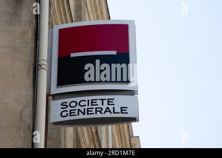 Bordeaux , Aquitaine France - 07 15 2023 : societe generale französische Marke Bank Logo Fassade Textschild Vorderseite des Wandeingangs Büroagentur Stockfoto