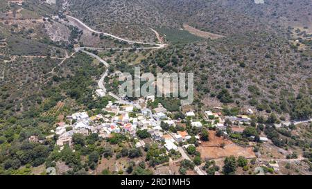 Blick auf die Drohne über ein Dorf - Kreta, Griechenland Stockfoto