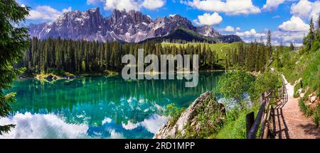 Idyllische Naturlandschaft - überragender Bergsee Carezza umgeben von Dolomitenfelsen - einer der schönsten Alpenseen. Südtirol. ICH Stockfoto