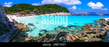 Griechenland. Antipaxos Island - kleine, wunderschöne ionische Insel mit herrlichen weißen Stränden und türkisfarbenem Kristallsee. Blick auf den atemberaubenden Vrika-Strand Stockfoto