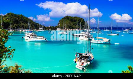 Wunderschöne kleine ionische griechische Insel Paxos. Blick auf den wunderschönen malerischen Strand und die Bucht Lakka mit Segelbooten. Griechenland reist Stockfoto