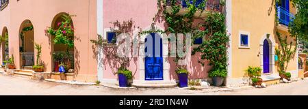 Eines der schönsten traditionellen griechischen Dörfer - malerisches Assos in Kefalonia (Cephalonia) mit bunten Blumenstraßen. Ionische Inseln, beliebt Stockfoto