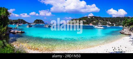 Wunderschöne kleine ionische griechische Insel Paxos. Blick auf den wunderschönen malerischen Strand und die Bucht Lakka mit Segelbooten. Griechenland reist Stockfoto