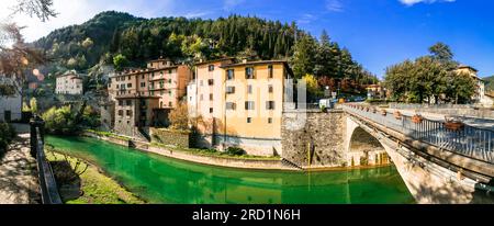 Marproc - charmantes, malerisches Dorf in der Toskana, Italien. Panoramablick mit Brücke und Fluss Stockfoto