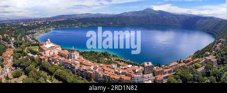 Die malerischsten Seen Italiens - der vulkanische Albano-See, der Luftblick von der Drohne auf das Dorf Castel Gandolfo und den Krater des Vulkans. Beliebte Touristenattraktion in der Nähe von Rom Stockfoto