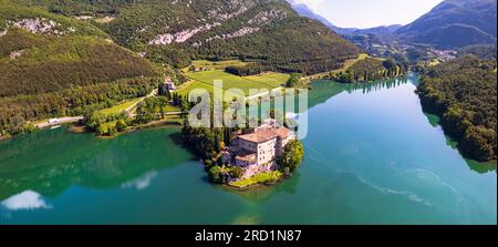 Der wunderschöne Toblino-See gilt als einer der romantischsten Seen in Trentino, Italien. Panoramablick über die Drohne mit mittelalterlichem Schloss. Sarca Va Stockfoto