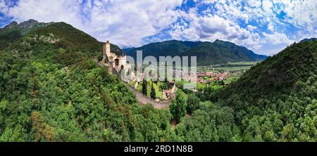 Mittelalterliche Burgen Norditaliens, Region Trentino-Südtirol. Panoramablick aus der Vogelperspektive auf Castello di Avio und das Dorf, umgeben von den Alpen Stockfoto