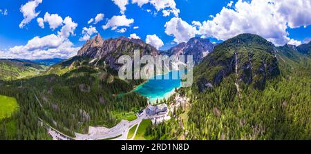 südtirol, Italien Einer der schönsten Bergseen in den Alpen - der magische Lago di Braies, umgeben von Dolomiten. Luftdrohnen-Panorama Stockfoto