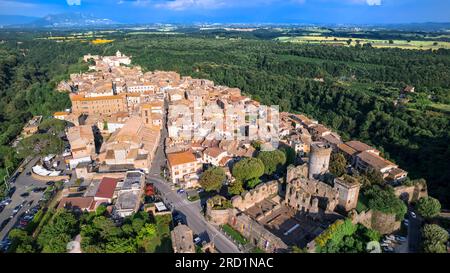 Reisen nach Italien und Sehenswürdigkeiten. Die berühmte historische etruskische Stadt Nepi in Tuscia, Provinz Viterbo. Beliebtes Touristenziel und Ausflugsziel. Luftdrohne vi Stockfoto