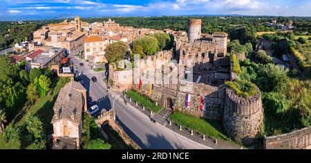 Reisen nach Italien und Sehenswürdigkeiten. Die berühmte historische etruskische Stadt Nepi in Tuscia, Provinz Viterbo. Beliebtes Touristenziel und Ausflugsziel. Luftdrohne vi Stockfoto