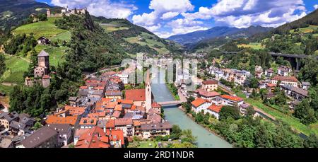 Malerische, wunderschöne Orte in Norditalien. Charmantes Dorf Chiusa, umgeben von Dolomiten. Panoramablick von der Terrasse. Südtirol, Bozen PR Stockfoto