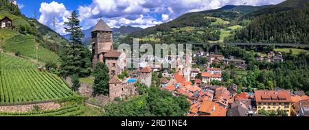 Malerische, wunderschöne Orte in Norditalien. Charmantes Dorf Chiusa. Panoramablick aus der Vogelperspektive mit mittelalterlicher Burg Branzoll. Südtirol, Bozen Stockfoto