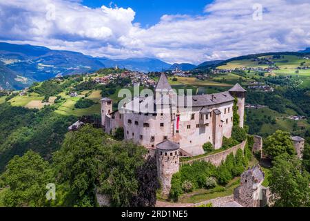 Wunderschöne mittelalterliche Burgen Norditaliens, Südtirol-Region Alto Adige. Presule castel, Luftdrohne mit Blick aus dem hohen Winkel Stockfoto