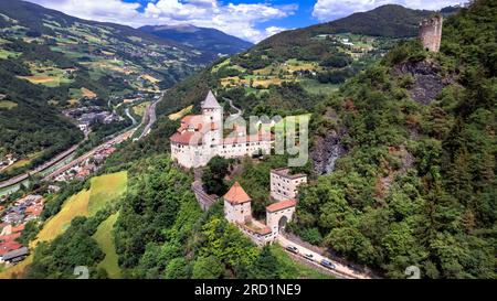 Reisen und Sehenswürdigkeiten in Norditalien. Majestätische mittelalterliche Burg Trostburg - Südtiroler Schlösser Museum in Valle Isacro Stockfoto