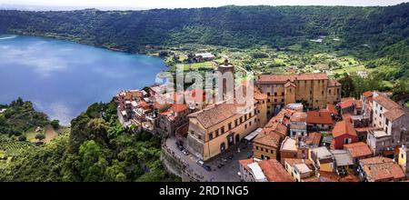 Die malerischsten Seen Italiens - der vulkanische Lago di Nemi, der Luftblick auf das Dorf Nemi und den Vulkankrater. Beliebte Touristenattraktion in der Nähe von Rom Stockfoto