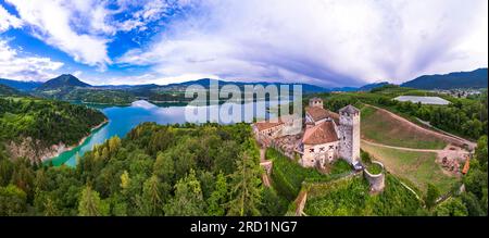 Die berühmtesten und schönsten mittelalterlichen Burgen Norditaliens. Malerisches Cles castel - in Trentino, Provinz Trient. Umgeben von Apfelfeldern Stockfoto