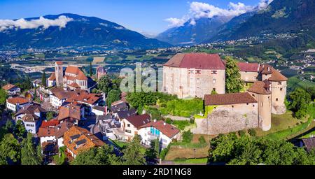 Tourismus in Norditalien. Traditionelles malerisches Bergdorf Schenna (Scena) in der Nähe der Stadt Merano in Trentino - Südtirol. Blick auf Medieva Stockfoto