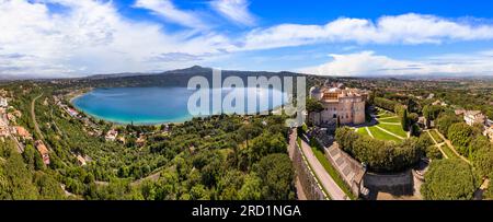 Die malerischsten Seen Italiens - der vulkanische Albano-See, der Luftblick von der Drohne auf das Dorf Castel Gandolfo und den Krater des Vulkans. Beliebte Touristenattraktion in der Nähe von Rom Stockfoto