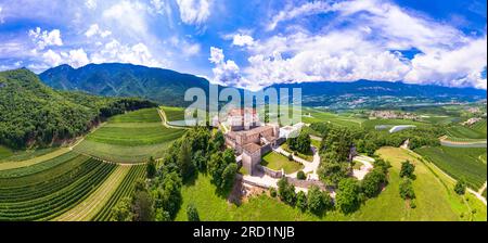 Mittelalterliche wunderschöne Schlösser Norditaliens - herrliches thun castel inmitten der Apfelbäume von Val di Non. Region Trentino, Provinz Trient. Antenne Stockfoto