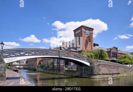 Old Turn Junction am Kanal am Brindley Place, Kanal, Birmingham City Centre mit dem Malt House Pub in der Ferne. England Großbritannien Stockfoto