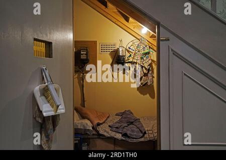 Harry Potters Schlafzimmer, der Schrank unter der Treppe - The Making of Harry Potter im Warner bros Studio Tour London - Leavesden, Großbritannien Stockfoto