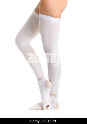 Beine in weißen Kompressionsstrümpfen auf weißem Hintergrund, Thromboembolieprophylaxe, Behandlung von Krampfadern, Venentherapie, Kompression Stockfoto