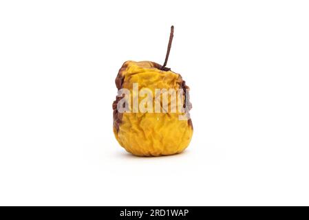 Verwelkter, verwelkter Apfel auf Weiß Stockfoto