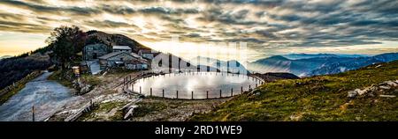 Sonnenuntergangslandschaft am Comer See Stockfoto