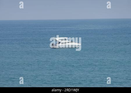 Malibu, Kalifornien, USA 16. Juli 2023 Bootsaussicht von DÕAmoreÕs Pizza in Malibu, Kalifornien, USA. Foto: Barry King/Alamy Stock Photo Stockfoto