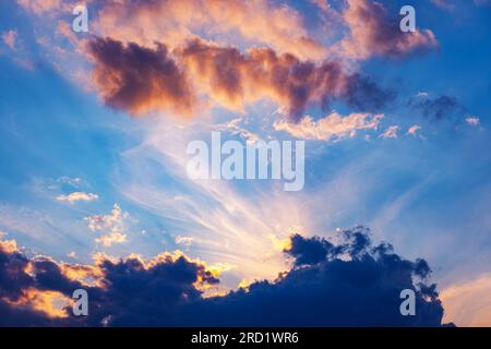 Sonnenlicht von hinter den Wolken Stockfoto