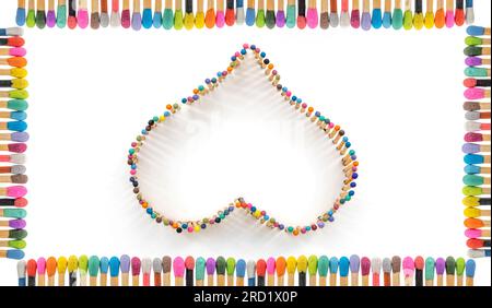 Herzform aus mehrfarbigen Streichholzstäbchen in einem Rahmen aus Streichholzstäbchen verschiedene Farben auf weißem Hintergrund Stockfoto