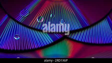 Abstrakte Regenbogenlichtstrahlen Reflexion auf cd-Oberfläche mit Wassertropfen Stockfoto