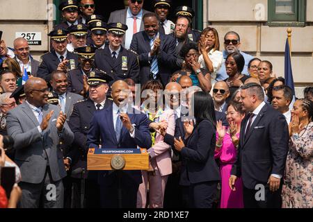 Bronx, USA. 17. Juli 2023. Der New Yorker Bürgermeister Eric Adams gab die Ernennung von Edward A. Caban zum 46. Commissioner des New York City Police Department und Tania Kinsella zum 45. Ersten stellvertretenden Commissioner des New York City Police Department im 40. Revier in der Bronx, NY, Juli 17 bekannt. 2023. Edward Caban ist der Latino, der in seiner 178-jährigen Geschichte als commissioner des NYPD diente, und Tania ist die erste farbige Frau, die als erste stellvertretende kommissarin in der Geschichte des NYPD diente. (Foto: Steve Sanchez/Sipa USA). Kredit: SIPA USA/Alamy Live News Stockfoto