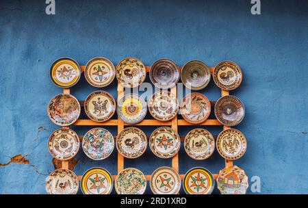 Rumänische nationale Folklore, authentischer traditioneller Teller mit Ornamenten Stockfoto