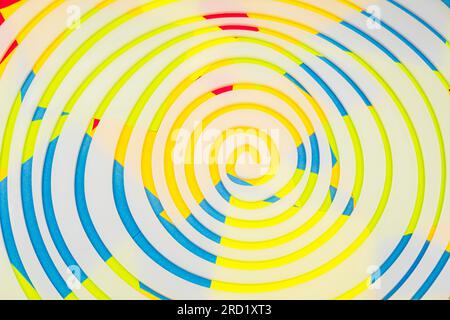Einfache weiße Spirale auf dem Hintergrund von mehrfarbigen Haftnotizen aus Papier Stockfoto
