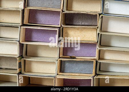 Alte, gebrauchte Streichholzschachteln, gestapelt Stockfoto