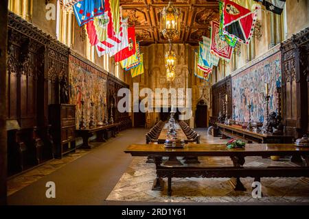 Hearst Castle, Kalifornien, USA - 27. April 2017 - Refectory oder ein großer Speisesaal im Inneren von Hearst Castle. Dieser Raum wurde mit Themen aus dem Mittelalter erbaut, einschließlich einer handgeschnitzten Decke. Stockfoto