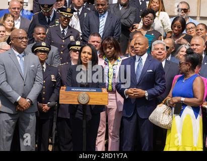 Bronx, USA. 17. Juli 2023. Die neu ernannte Frist Stellvertretende Kommission Tania Kinsella spricht am 17. Juli 2023 als 45. Erster Stellvertretender Kommissar des New York City Police Department im 40. Bezirk in der Bronx, New York City. Edward Caban ist der Latino, der in seiner 178-jährigen Geschichte als commissioner des NYPD diente, und Tania ist die erste farbige Frau, die als erste stellvertretende kommissarin in der Geschichte des NYPD diente. (Foto: Steve Sanchez/Sipa USA). Kredit: SIPA USA/Alamy Live News Stockfoto