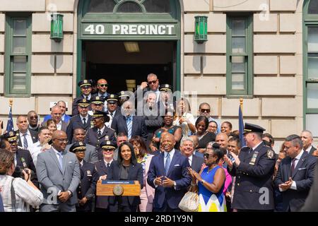 Bronx, USA. 17. Juli 2023. Die neu ernannte Frist Stellvertretende Kommission Tania Kinsella spricht am 17. Juli 2023 als 45. Erster Stellvertretender Kommissar des New York City Police Department im 40. Bezirk in der Bronx, New York City. Edward Caban ist der Latino, der in seiner 178-jährigen Geschichte als commissioner des NYPD diente, und Tania ist die erste farbige Frau, die als erste stellvertretende kommissarin in der Geschichte des NYPD diente. (Foto: Steve Sanchez/Sipa USA). Kredit: SIPA USA/Alamy Live News Stockfoto