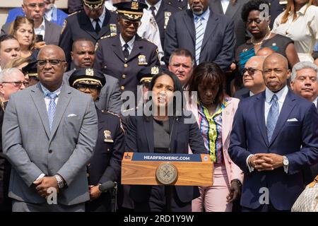 Bronx, USA. 17. Juli 2023. Die neu ernannte Frist Stellvertretende Kommission Tania Kinsella spricht am 17. Juli 2023 als 45. Erster Stellvertretender Kommissar des New York City Police Department im 40. Bezirk in der Bronx, New York City. Edward Caban ist der Latino, der in seiner 178-jährigen Geschichte als commissioner des NYPD diente, und Tania ist die erste farbige Frau, die als erste stellvertretende kommissarin in der Geschichte des NYPD diente. (Foto: Steve Sanchez/Sipa USA). Kredit: SIPA USA/Alamy Live News Stockfoto