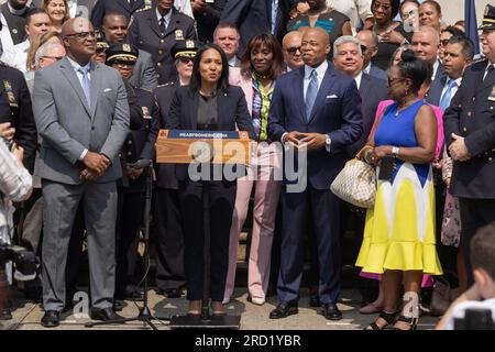 Bronx, USA. 17. Juli 2023. Die neu ernannte Frist Stellvertretende Kommission Tania Kinsella spricht am 17. Juli 2023 als 45. Erster Stellvertretender Kommissar des New York City Police Department im 40. Bezirk in der Bronx, New York City. Edward Caban ist der Latino, der in seiner 178-jährigen Geschichte als commissioner des NYPD diente, und Tania ist die erste farbige Frau, die als erste stellvertretende kommissarin in der Geschichte des NYPD diente. (Foto: Steve Sanchez/Sipa USA). Kredit: SIPA USA/Alamy Live News Stockfoto