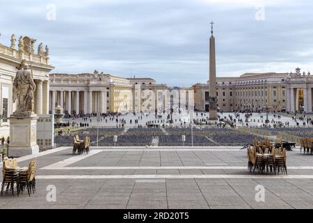 ROM, VATIKAN - 9. MÄRZ 2023: Dies ist ein Blick auf St. Peter's Square und eine Plattform mit Bänken für die Gläubigen vor dem Eingang zum St. Peter Stockfoto