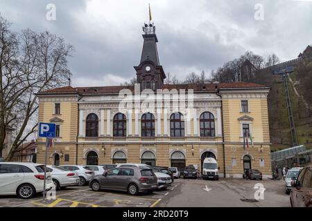 LJUBLJANA, SLOWENIEN - 7. MÄRZ 2023: Dies ist das Gebäude des Puppentheaters im historischen Zentrum der Stadt. Stockfoto