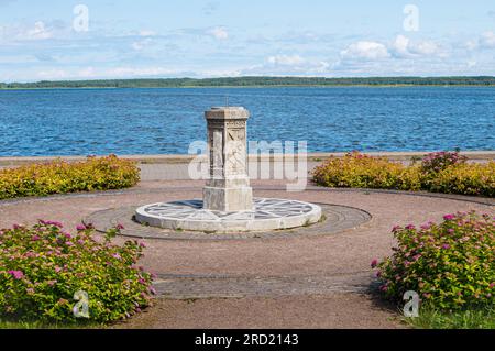 Haapsalu, Lääne County, Estland-09JUL2023: Haapsalu Sonnenuhr an der Promenade, beliebtes Denkmal. Wunderschöner Sommerblick auf die Straße draußen am Meer. Stockfoto