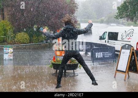 Ein junges Mitglied der National Youth Folklore Troupe of England beim Buxton Day of Dance 2023 Stockfoto