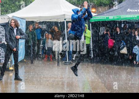 Ein junges Mitglied der National Youth Folklore Troupe of England beim Buxton Day of Dance 2023 Stockfoto