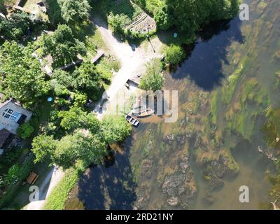 Drei Boote, die auf der Dordogne Frankreich vor Anker liegen, aus der Vogelperspektive Stockfoto