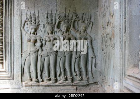 Eine Gruppe von Apsara-Tänzern, die in Angkor Wat, Kambodscha, in eine Wand geschnitzt wurden. Stockfoto